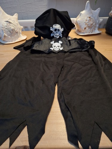 Halloween pirate costume - pirate,